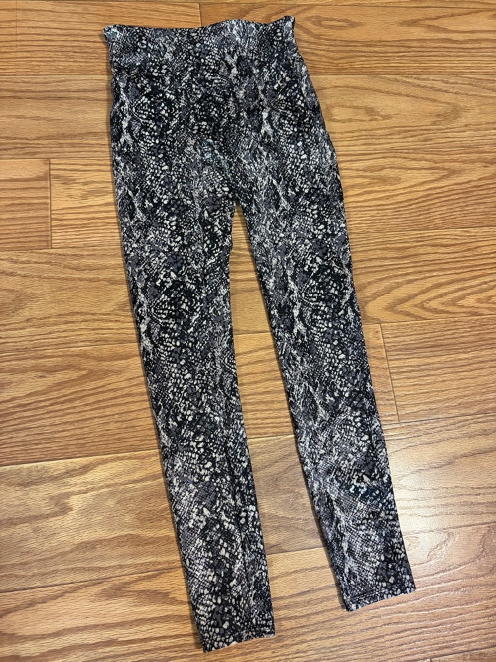 SPANX Faux Leather Snake Skin Leggings Medium Mid Rise Slimming